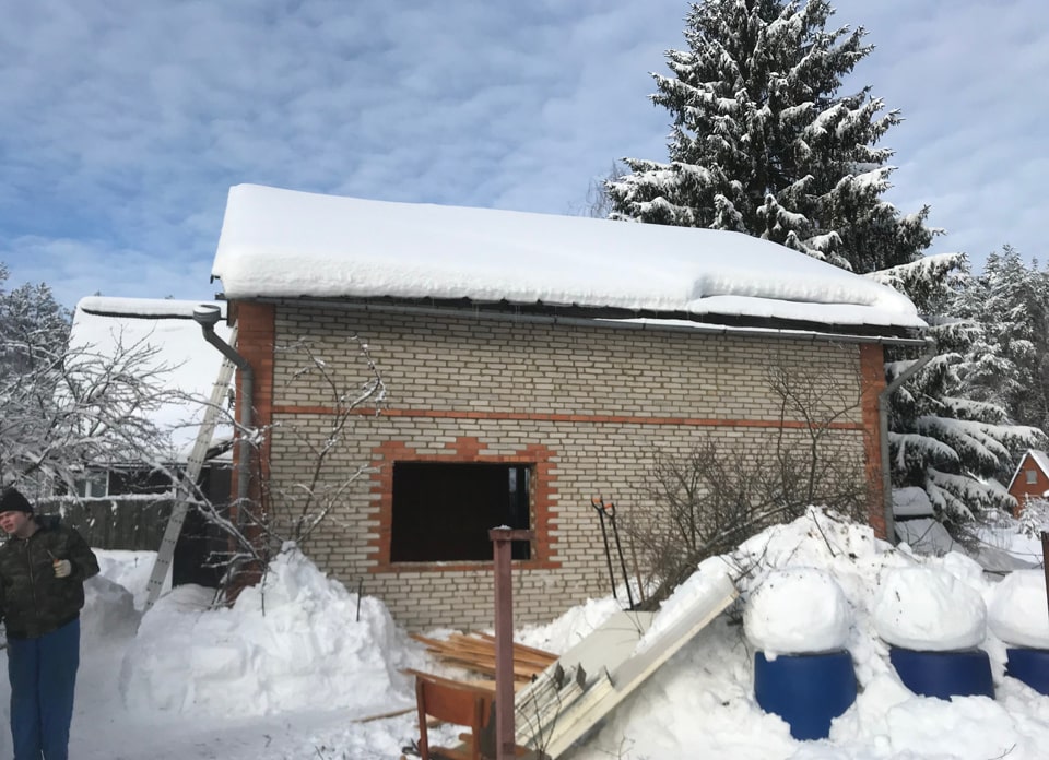Демонтаж кирпичного дома зимой 1
